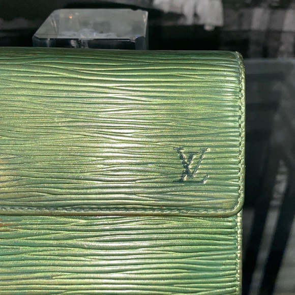 Authentic Rare Louis Vuitton Epi Leather Sarah Wallet - Picture 7 of 16